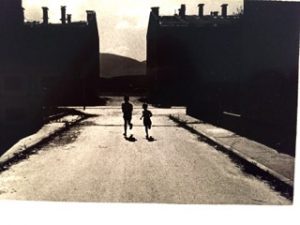 zwei Kinder auf einer Strasse in Sarajevo, Paulo Novozini 