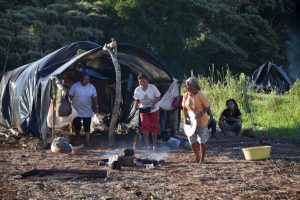 Kaiowa Indigene vor ihren Hütten am Rande ihrer ehemaligen Felder