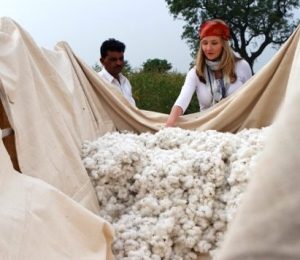 alexandra-cousteau-and-gajanan-grupat-harvested-organic-cotton-2015-mirella-pappalardo